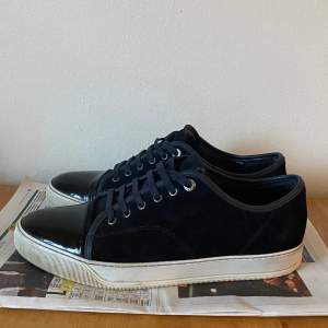 Säljer mina mörkblåa lanvins i Uk9! Endast skorna medkommer vid köp. Passar 43-44. Skriv i Dm för fler bilder eller frågor!