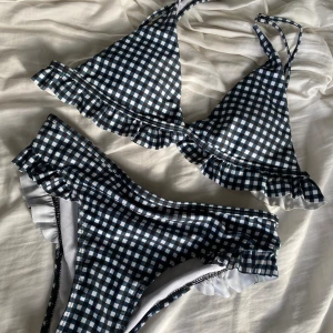 Bikini - Aldrig använd och trosskydd finns kvar!! Löstagbara inlägg och justerbara band💕Skriv privat om frågor finns!!