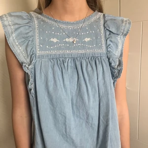 Blå blus - Säljer jätte söt blå blus med volang från Pepe Jeans, köpt i Spanien för ca 600. Storlek 140 men skullle kunna passa xxs💞 Buda i kommentarerna eller köp direkt för 300