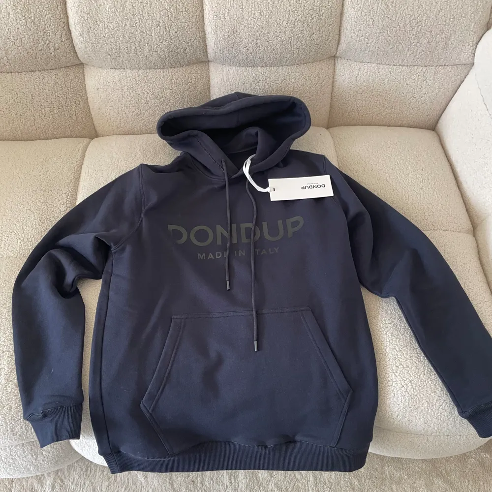 Helt ny mörkblå dondup hoodie (aldrig använd).  Storlek S men passar även M. Nypris 2500kr . Hoodies.