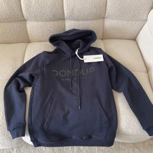 Helt ny mörkblå dondup hoodie (aldrig använd).  Storlek S men passar även M. Nypris 2500kr 