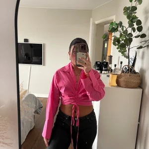 Topp från Gina🩷 - Denna tröjan är oanvänd, jätte fin topp där man själv kan välja hur kort man vill ha den genom att dra i snörena. Tröjan är i storlek XS❤️