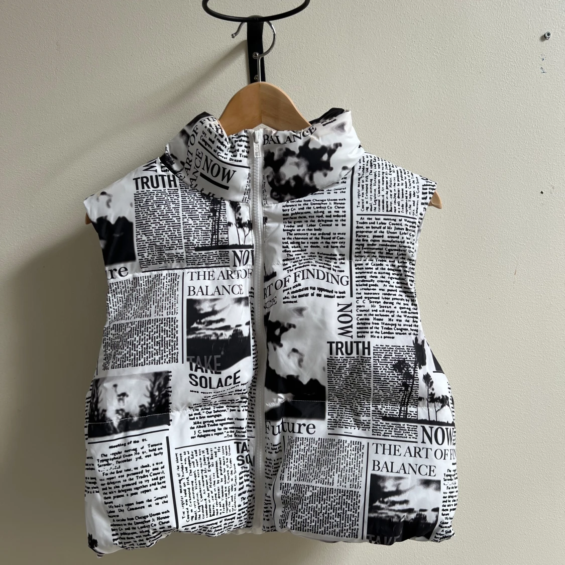 Väst med tidningstryck
