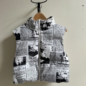 Väst med tidningstryck - Bara använd en gång! Kan tänka mig sänka priset något vid snabba köp! Finns i flera sidor 