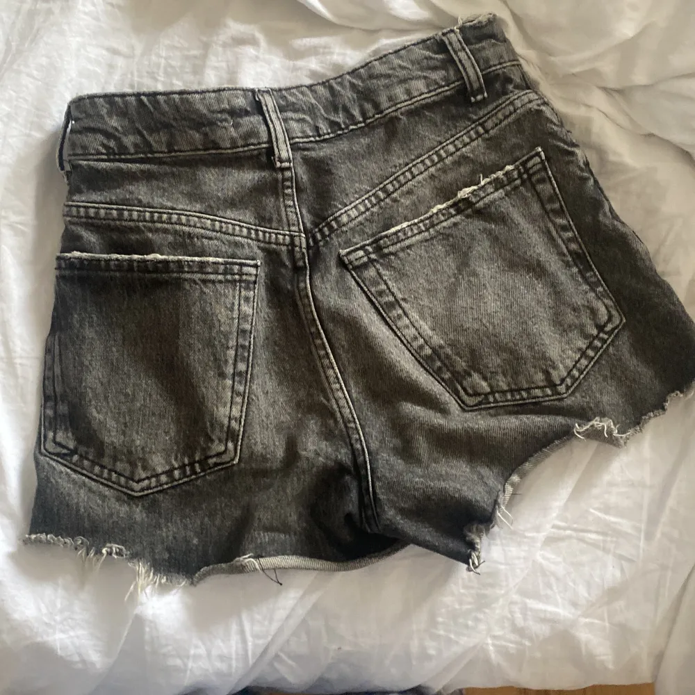 Gråa shorts, från zara. Jättebra passhåll. Är lite för små nu för mig.. Shorts.