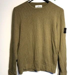 Stone Island tröja - Tunnare Stone Island tröja, perfekt till våren och sommaren. Fint skick, storlek M. 700kr.