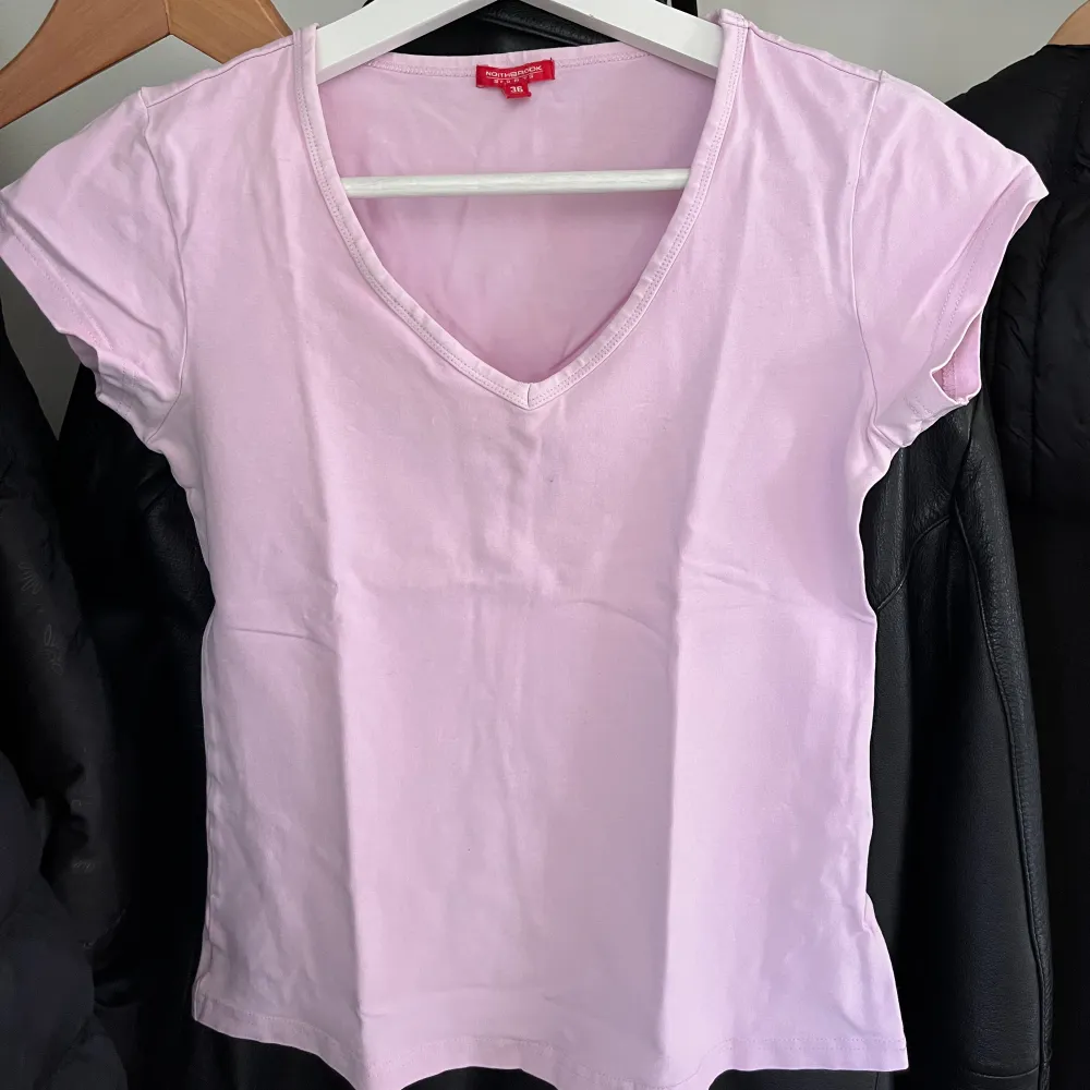 Söt rosa färgad t-shirt som använts en del. Är fortfarande i jättebra skick! 💓. T-shirts.