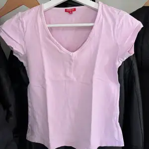 Söt rosa färgad t-shirt som använts en del. Är fortfarande i jättebra skick! 💓