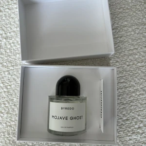 BYREDO parfym, Mojevo ghost - 100ml mojevo ghost, öppnad men inte använd. Eau de parfym   Doftar sååå gott men passar tyvärr inte min kroppsdoft så därför säljer jag denna 