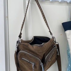 Noella väska  - SKITSNYGG mörkgrön väska från märket Noella🥰 säljer för 200kr (ursprungspris ca 700) och den är knappt använd! 