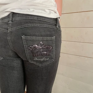 Lådmidjade jeans - Midjemått(rätt över): 38 Innerbenslängd: 74 Modellen är: 168  Skriv om ni har några frågor💗//Perfectjeans