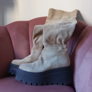 Höga och knälånga mockaskor från free people  - Sparsamt använda. Mycket fint skick. 1500. Köpta för 3085.