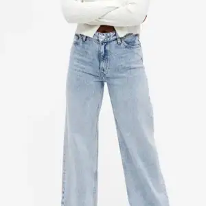 Midwaist jeans från monki. Färgen ljusblå. Väldigt bra pass form i rumpan och runt låren. Storlek W24.  💕💕