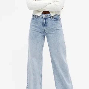 Jeans från monki.  - Midwaist jeans från monki. Färgen ljusblå. Väldigt bra pass form i rumpan och runt låren. Storlek W24.  💕💕