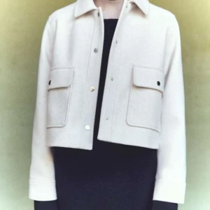 Zara kappa - Kort Kappa från zara som endast ansvänts 1 gång! Säljer pga av att den inte kommer till användning, men är i skick som ny!