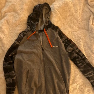 Disel kofta - Disel grå kofta med gröna/gråa kamouflage?  Orange snören och den är storlek M