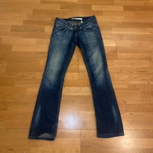 lågmidjade jeans - lågmidjade jeans med coola fickor! inga defekter förutom att jag klippt två små hål på insidan för att kunna göra de mindre, men ingenting som syns när de är på! pris kan diskuteras 