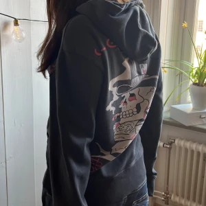 Ed hardy hoodie  - Super cool edhardy hoodie i stolek s!! Säljer för jag inte använder länge. Det är ett hål på ärmen men det går säkert att sy ihop om man vill de💘