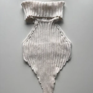 Ribbstickad crop top - Ribbstickad crop top med polo och öppen rygg 