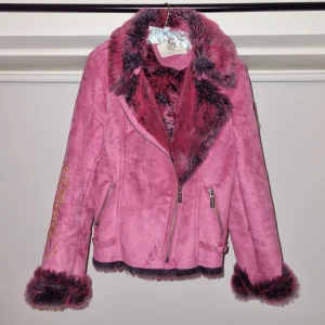 Ed Hardy jacka - Snygg rosa Ed Hardy jacka. Kommer inte till användning då den är lite för liten för mig. OBS! Saknar ett spänne på fickan