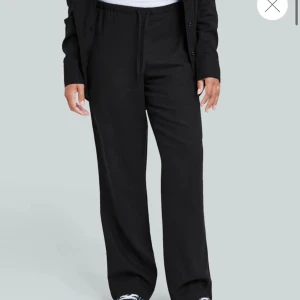 Svarta linnebyxor  - Hej! Jag säljer nu mina linnebyxor från bikbok. De är jättefina low waist och är inte använda. Säljer ett par likadana i vit. Jag är 172 och de är långa och fina på mig. Nypris 499kr mitt pris 225kr💞