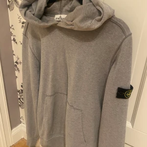 Stone Island  - Jätte bra skick, killmodell. Knappt använd, skriv för fler bilder eller frågor!!😊nypris ca 2000kr!! Storlek 170 men passar S