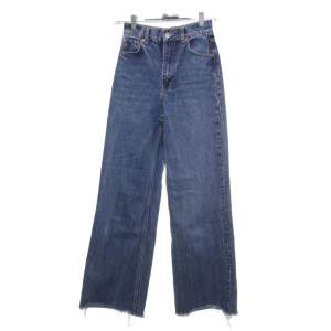 Mörk blåa jeans från zara, inga defekter. Säljer pga har ett annat liknande par. Kommer inte till användning.