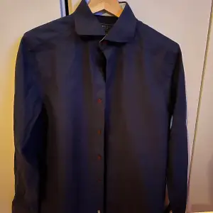 Blå kostymskjorta 9/10 skick 