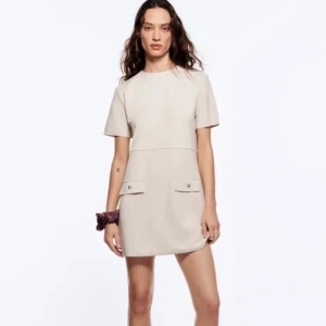 Beige zara klänning - Säljer min beigea zara klänning då den inte är min stil längre🤍 Den säljs inte längre och är helt oanvänd med prislapp kvar. Hör av er för fler bilder🙌🏼