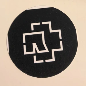 Pin med bandlogga - De första två bilderna är bara designen innan den gjorts till en pin. På tredje bilden ser du hur den ser ut när den är klar. Kan vara vilken bandlogga som helst