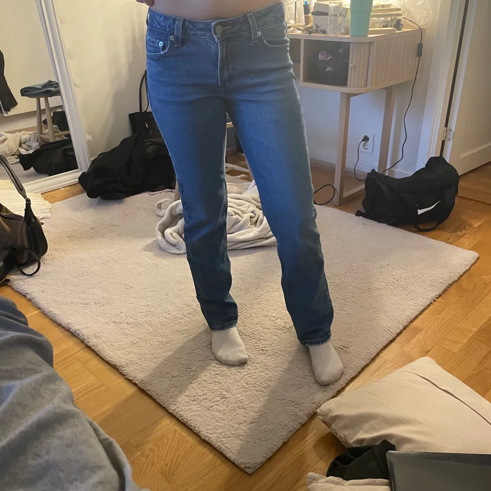 Helt nya levis jeans. Jag ör 1,67 cm lång och har 34 i storlek. Skriv för fler frågor . Jeans & Byxor.
