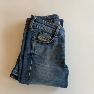 Diesel jeans!  - Diesel jeans i modellen 1969 D-EBBEY lågmidjade bootcut! Något slitna längst ner då de varit för långa för mig! Storlek w 24 L 34 Nypris 1995kr. Se hur modellen sitter på, på andra bilden, bara att de är svarta. snabb affär kan jag gå med på att sänk