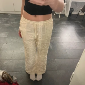Linnebyxor - Säljer dessa linnebyxor från zara som man kan ha både hög och lådmidjade inte riktigt linnematerial men liknar det mycket💞💞