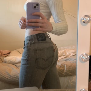 Lågmidjade jeans från Levis  - Säljer dessa lågmidjade jeans från Levis i storlek 32x34. De är i jätte bra skick. Köpt för 1200kr.🌟