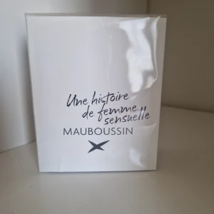 Helt ny och inplastad parfym  - Märke: Mauboussin Parfym: Une historie de femme Volym: 90ml   Helt ny, oöppnad