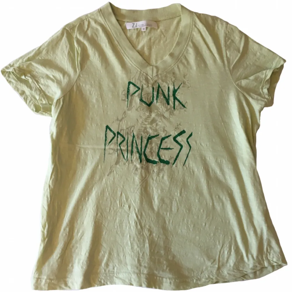 Cool ljusgrön T-shirt med texten ”Punk Princess” på!. T-shirts.