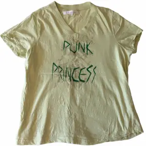 Cool ljusgrön T-shirt med texten ”Punk Princess” på!