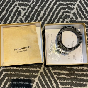 Burberry bälte - Skriv för mer bilder Storlek 105 Cm Går att vända på bältet så är det helt svart.