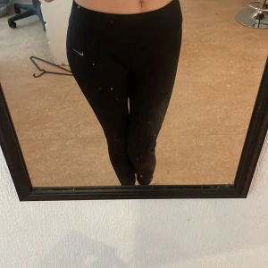 Nike leggings  - Svarta Nike leggings, säljer då de är för korta för mig.