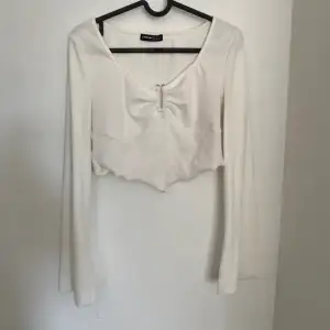 En vit fin tröja som aldrig har använts då den va för liten för mig. använd gärna köp nu! 