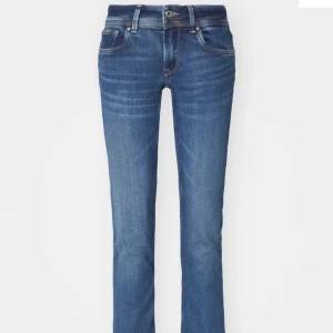 Pepe jeans - Säljer mina lågmidjade jeans från Pepe jeans, dom är i fint skick o har inga defekter Nypris- 1200
