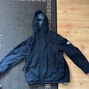 Stone island vind/Regnjacka - Storlek S Mycket bra skick  Äkta så klart Nypris 6000kr