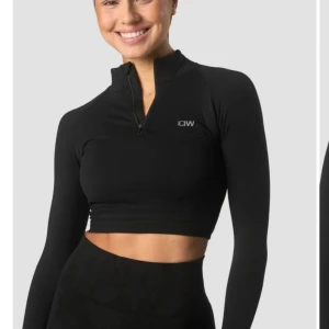 ICIW DEFINE SEAMLESS CROPPED - ICIW tröja i väldigt bra skick, inga defekter. Kan mötas i Stockholm men även frakta 🌸 nypris 449kr