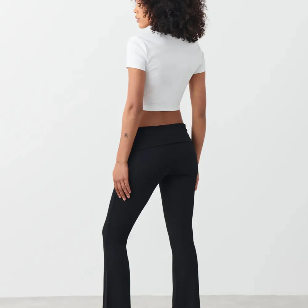 Gina yoga byxor i ’tall’. Avända men i nytt skick. Köptes för 360kr men pris går att diskutera. Säljs då de inte kommer till användning.  Skriv vid fråger eller funderingar☺️. Jeans & Byxor.