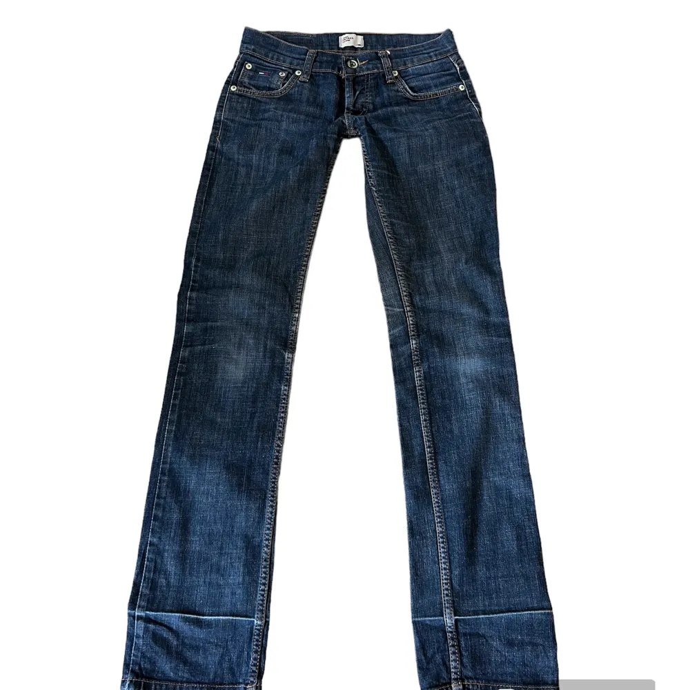 vintage lowrise jeans från Tommy Hilfiger, med så coola fickor🍒 Innerbenslängd 79cm, midja 35cm, grenhöjd 19cm Säljer dessa endast för att de var för små för mig så har inga bilder med de på, i nyskick💕. Jeans & Byxor.