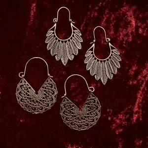Två par nya örhängen Bohochic Bohemisk Orientalisk Hippie Alternativ Vintagelook Retro Repro Indisk  - Två par nya och oanvända örhängen. För dig med hål i öronen.   Rikt utsirade. Vintage/boholook. Guldfärgade. (Mer än jag lyckats fånga på bild.) ”Fjädrar” 5 cm långa, 3,2 breda. Runda 4,7 cm långa, 3,5 breda.  Lätta att bära.  Säljs som par.