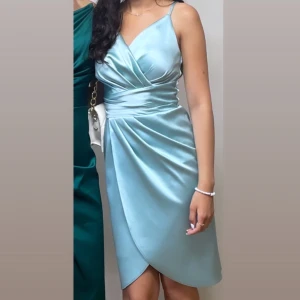 Bal/festklänning  - Klänningen är köpt för 2 000 kr och har haft den i två tillfällen. Färgen är mintgrön/ljusblå och passar både bröllop och bal. Passar dem som både har storlek XS och S. 