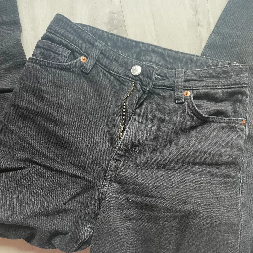 Monki jeans hög midja och vida. Storlek 24 passar ngn som är ca 160 i längden. Sälja likadana i blå. Farkut & Housut.
