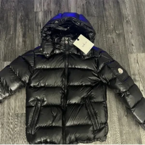 Moncler jacka  - Använt i nytt skick. 