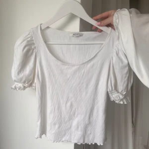 vit topp - Jättefin vit topp med puffärmar. Passar perfekt nu till våren! Använd max 2 ggr så den är i superbra skick. Säljs då den inte kommit till användning.❤️